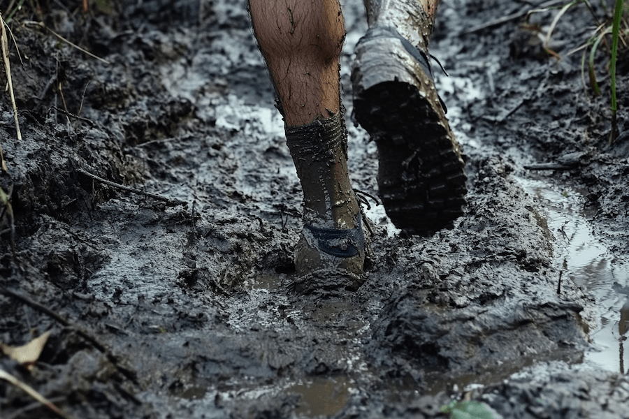 coureur trail boue